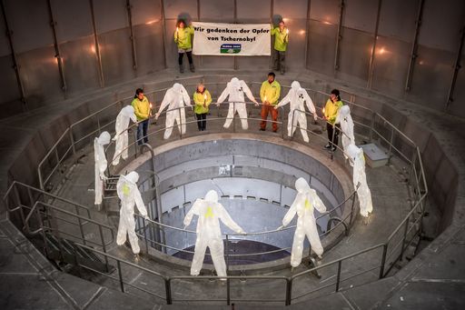 Vorschau Bild von GLOBAL 2000-Kerzenaktion in nie in Betrieb
gegangenem Atomkraftwerk Zwentendorf.