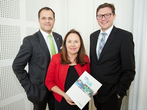  http://www.apa-fotoservice.at/galerie/7660 Im Bild
v.l.n.r. Dr. Michael Tawrowsky, Country Manager Coface Austria,
Katarzyna Kompowska, Region Manager Central Europe und Dr. Mario
Jung, Senior Regional Economist Coface Northern Europe