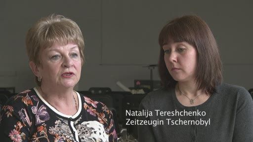 Vor 30 Jahren explodierte der Atomreaktor in
Tschernobyl und löste den größten Atomunfall der Geschichte aus.
Seit 20 Jahren hilft die österreichische Umweltschutzorganisation
GLOBAL 2000 Kindern aus der Ukraine, die aufgrund der
Tschernobyl-Katastrophe an den Spätfolgen erkrankt sind - sowohl
direkt in der Ukraine durch strukturelle Verbesserungen von
Krankenhäusern und Kinderheimen als auch mit Erholungsaufenthalten
für krebskranke Kinder in Österreich. Auf Einladung von GLOBAL 2000
erzählt die Zeitzeugin Natalija Tereshchenko vor Wiener Schülern von
ihren Erlebnissen von vor 30 Jahren in der Todeszone von
Tschernobyl. Lydia Baidalinova war eines der ersten Kinder, die vor
20 Jahren mit Hilfe des Projektes "Tschernobyl-Kinder" geheilt
werden konnte. Sie berichtet den Schülern von dem Leben in der
Ukraine nach der Atomkatastrophe.