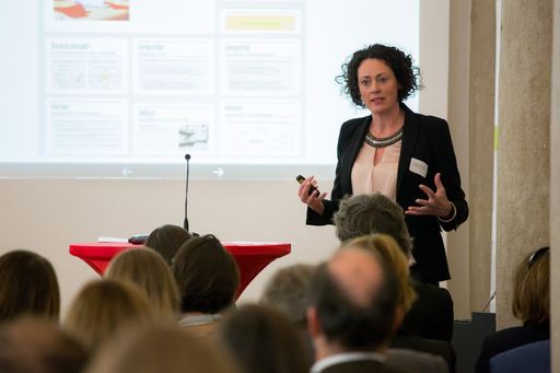 Vorschau Bild von Susanne Lederer-Pabst bei ihrem Vortrag.