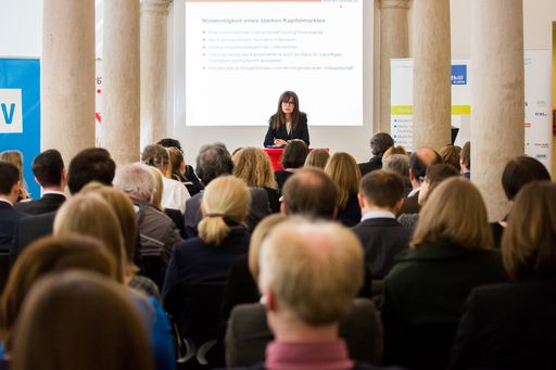 Vorschau Bild von Birgit Kuras bei ihrem Vortrag beim Symposium
Wirtschafts- und Finanzkommunikation.