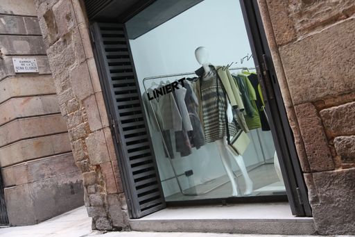 Vorschau Bild von LINIERT shop Barcelona Flagshipstore in einem Palias aus dem
11.Jhdt.