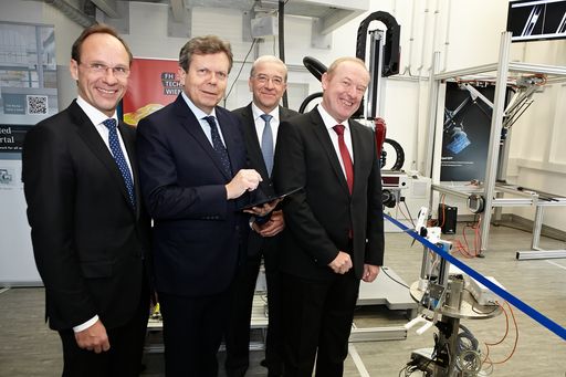 http://www.apa-fotoservice.at/galerie/7707
Im Bild v.l.n.r.: Dr. Rainer Stetter (Geschäftsführer der ITQ GmbH,
München), Dr. Lothar Roitner (Obmann der FH Technikum Wien,
Geschäftsführer des Fachverbands der Elektro- und Elektronikindustrie
(FEEI), Vorstandsmitglied der Plattform Industrie 4.0 Österreich),
Dr. Kurt Hofstädter (Leiter Siemens Digital Factory Central
Eastern Europe, Vorstandsmitglied der FH Technikum Wien,
Vorstandsvorsitzender der Plattform Industrie 4.0 Österreich)
und FH-Prof. Dipl.-Ing. Dr. Erich Markl (Projektleiter Digitale Fabrik,
Leiter der Instituts für Advanced Engineering Technologies)