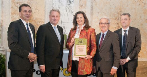 v.l.n.r.: Peter Umundum, Vorstand Paket & Logistik,
Bundeminister Andrä Rupprechter, Gabriela Maria Straka, Leitung
PR/Kommunikation & CSR bei der Brau Union Österreich,
Post-Generaldirektor Georg Pölzl und Thomas Auböck, Leitung
Marketing & Vertrieb Geschäftskunden