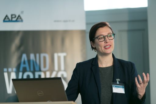 Wie kommen Innovationen in die Medien? Diese Frage
stand im Zentrum der Expertenrunde mit Anita Zielina
(Chefredakteurin Neue Produkte NZZ) Gerald Reischl (Geschäftsführer
Mediaservice GmbH/ORF), Stefan Häckel (CEO VICE CEE) sowie Alexander
Falchetto (Geschäftsführer APA-IT) beim gestrigen
APA-IT-BusinessBreakfast in Wien.
