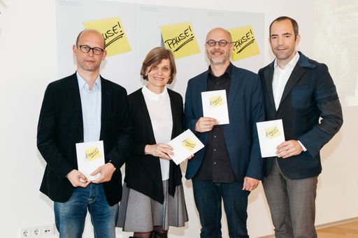 Im Bild v.l.n.r.: Hans-Joachim Gögl
(Künstlerischer Leiter) , Dr. Barbara Schöbi-Fink
(Vizebürgermeisterin) , Folkert Uhde (Künstlerischer Leiter) und
Mag. Edgar Eller (Geschäftsführer Montforthaus)
