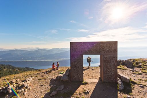  Am Millstätter See feiern Kinder diesen Sommer
ihre Gipfelpremiere und nehmen das 2.060m hoch gelegene Granattor
auf der Millstätter Alpe ins Visier.