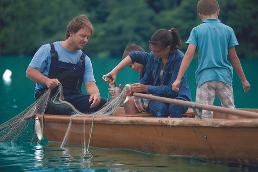 Vorschau Bild von Der frische Fang aus dem Millstätter See wandert
in die Kochtöpfe der umliegenden Restaurants oder findet, von den
Kindern ausgiebig bestaunt, den Weg zurück ins kühle Nass.