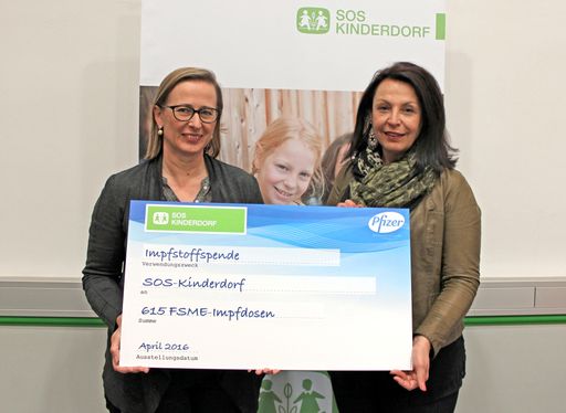  Im Rahmen der Kooperation für mehr Kindergesundheit stellt Pfizer
jährlich den Bedarf an FSME-Impfstoff für die Bewohner der
SOS-Kinderdörfer zur Verfügung. Übergabe der Impfstoffspende 2016.