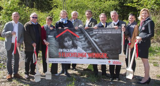  Spatenstich fr die RK-Flüchtlingshäuser beim
Flussbauhof in der Stadt Salzburg