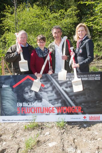 Vorschau Bild von Spatenstich fr die RK-Flüchtlingshäuser beim
Flussbauhof in der Stadt Salzburg Foto: Neumayr/MMV 29.4.2016
Christian Konrad, Landesrätin Martina Berthold, Hubert von Goisern
und RK-Chefin Sabine Kornberger Scheuch