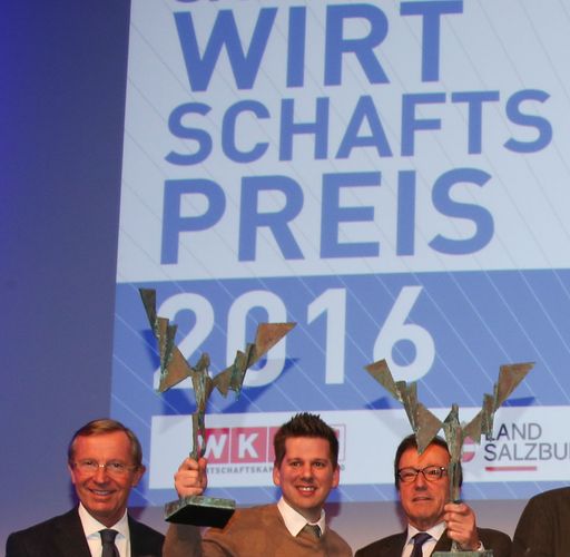 Im Bild von links nach rechts: Landeshauptmann Dr.
Wilfried Haslauer, Gründer Robert Egger – Gewinner des
Wirtschaftspreises 2016/Beste Unternehmungsgründung des Jahres,
KommR Mag. Rudolf Weinberger - Eisenwerk Sulzau-Werfen.