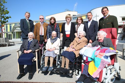 http://www.apa-fotoservice.at/galerie/7648 Im Bild
vlnr: Mag. Josef Fürst (Stadtrat), Hofrat Dr. Otto Huber (Amt der NÖ
Landesregierung), Mag. Verena Sonnleitner (BH Mistelbach), Barbara
Schwarz (NÖ Landesrätin Gesundheit und Soziales), Mag. Elisabeth
Jirsa (GF NÖ Pflegeheime, Haus der Barmherzigkeit), Mag. FH Egon
Unterberger MSc (Haus- und Pflegedienstleitung HB Urbanusheim), Mag.
Florian Pressl (GF NÖ Pflegeheime, Haus der Barmherzigkeit) mit
Bewohnerinnen des Haus der Barmherzigkeit Urbanusheim