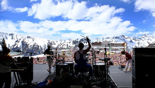 14.000 Wintersportler kamen nach Ischgl, um mit den
Grammy-Gewinnern das Ende der Wintersaison zu feiern. Jürgen Kurz
(li.) und Hannes Parth (re.) von der Silvrettaseilbahn AG begrüßten
MUSE offiziell im Skigebiet von Ischgl.