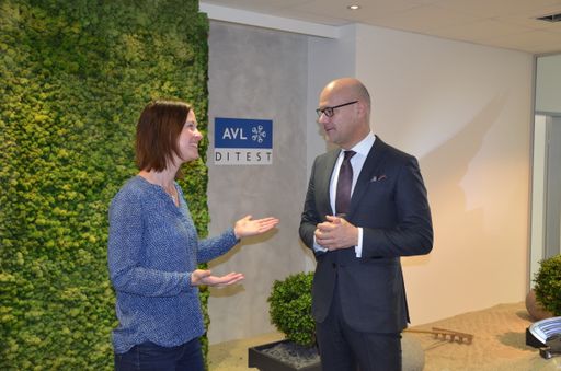 Parallelen zwischen Schule und Industriebetrieb
konnten AHS-Direktorinnen und Direktoren im Rahmen eines Nachmittags
bei Austrian Leading Companies-Sieger AVL DiTEST in Graz ziehen.