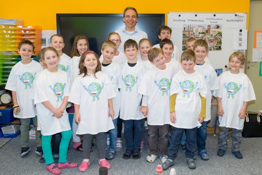 Günter Thumser, Präsident der Henkel CEE, besuchte kürzlich die
Volksschule Prückelmayrgasse in Wien und zeigte sich ob des großen
Interesses der Kinder begeistert: „Die Schüler haben unglaublich
viele tolle und kreative Ideen und geben damit auch uns
Henkel-Mitarbeitern neue Impulse.“