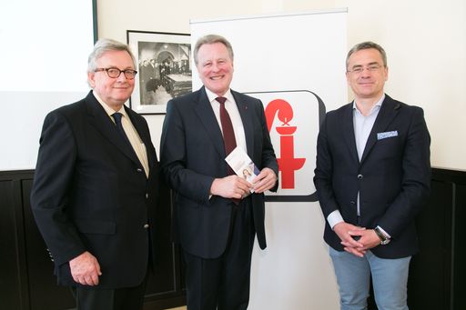 http://www.apa-fotoservice.at/galerie/7759/ Im Bild
v.l.n.r.: Prim. Univ.-Prof. Dr. Meinhard KNEUSSL (Präsident der
Österreichischen Gesellschaft für Pneumologie und Vorstand der 2.
Medizinischen Abteilung mit Pneumologie, Wilhelminenspital Wien,
Medizinische Universität Wien), Dr. Christian MÜLLER-URI
(Vizepräsident der Österreichischen Apothekerkammer), Prim.
Univ.-Prof. Dr. Michael STUDNICKA (Past-Präsident der
Österreichischen Gesellschaft für Pneumologie und Vorstand der
Universitätsklinik für Pneumologie/Lungenheilkunde am
Landeskrankenhaus Salzburg)