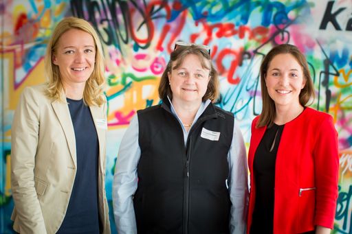 Geballte Frauen-Power beim femOVE-Netzwerktreffen: Mag. Petra
Pracher-Ratnik, Vice President Legal, Supply & Facilities Kapsch
CarrierCom, Doris Kruschitz-Bestepe, MBA, MA, MAS, Head of HR
Development Kapsch Group, Michaela Leonhardt, Ph.D.,
femOVE-Vorsitzende/APG (v.l.)