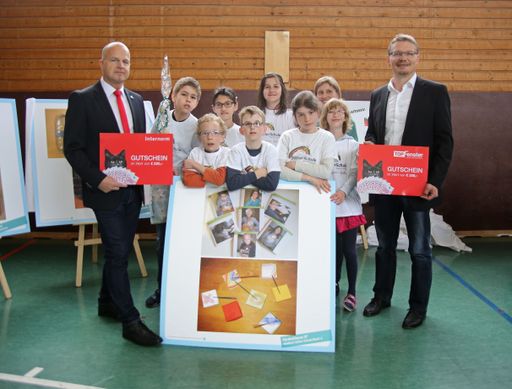 https://www.apa-fotoservice.at/galerie/7765 Ried im
Innkreis - Im Bild v.l.n.r.: Peter Weiss (Internorm), die 3F der
Adalbert-Stifter Schule Ried, Stefan Sternbauer (Top Fenster)