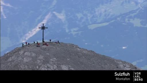 Unter dem Motto „Vorarlberg mit allen Sinnen
genießen“ stehen Landschaftserlebnisse, Wanderungen zu
Genussplätzen, Kunst und Kulinarik im Mittelpunkt – Themen, die
Vorarlberg Tourismus zunehmend auch in der Markenkommunikation und
auf internationalen Märkten betont. Das Unternehmen verstärkt zudem
seine crossmedialen Marketingaktivitäten. So steht das Vorarlberg
Magazin erstmals als Online-Version mit Videos, 360-Grad-Fotos etc.
zur Verfügung.