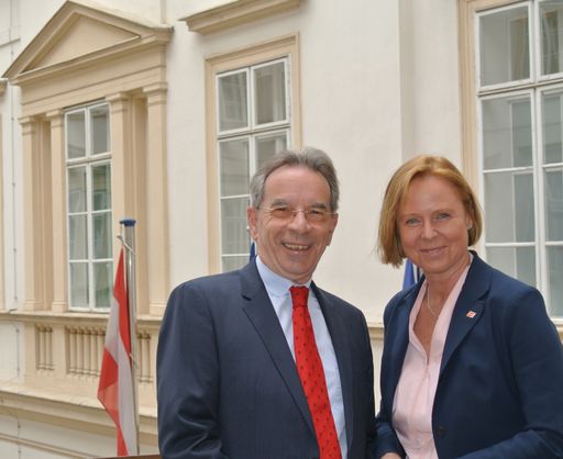  Am 3. Mai präsentierten die Geschäftsführerin
der Österreich Werbung (ÖW) Petra Stolba und der Präsident des
Austrian Convention Bureaus (ACB) Christian Mutschlechner die
jüngsten Ergebnisse des Meeting Industry Reports Austria (mira).