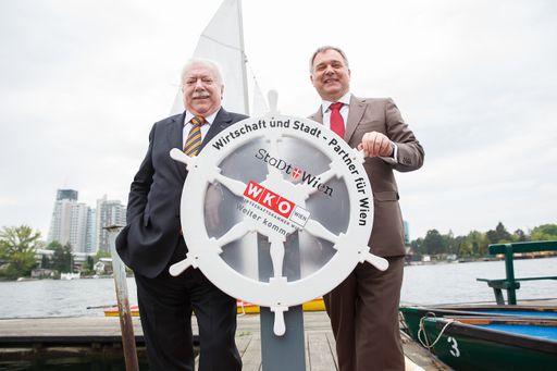 v.l.: Bürgermeister Michael Häupl und Wirtschaftskammer
Wien-Präsident Walter Ruck bei der Saisoneröffnung an der Alten
Donau