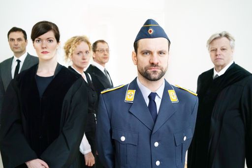  honorarfrei; Sujetfoto von "Terror" (vlnr: Peter
Andreas Landerl, Katharina Schrammel, Lisa Schraml, Christian
Lemperle, Simon Jaritz und Alfred Rauch)