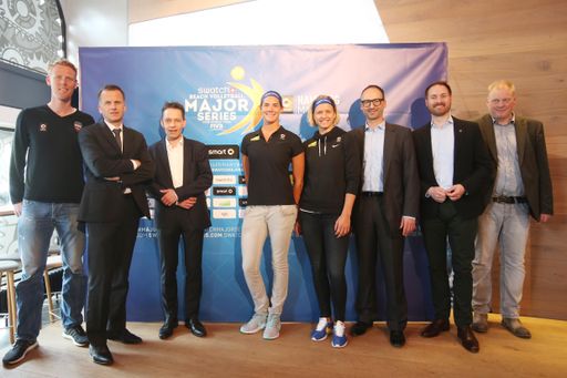  Redner und Spieler bei der Pressekonferenz in Hamburg
