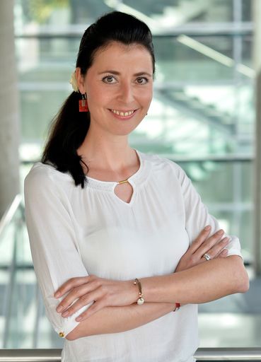 FH Kärnten Fachhochschulprofessorin Eva Mir freut
sich über die Verleihung des Sustainability Award 2016 durch das
Bundesministerium für Land- und Forstwirtschaft, Umwelt und
Wasserwirtschaft und dem Wissenschaftsministerium.