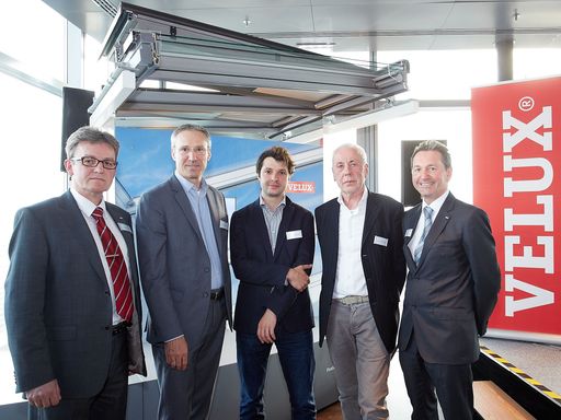 http://www.apa-fotoservice.at/galerie/7732 Im Bild
v.l.n.r. Vertriebsleiter Johannes Reiter, Vorstandsvorsitzender der
Wien 3420 Aspern Development AG Dr. Gerhard Schuster, DI Jonas
Bredel, Architekt DI Heinz Lutter und Geschäftsführer VELUX
Österreich, DI Michael Walter