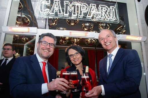  http://www.apa-fotoservice.at/galerie/7731 Im Bild
v.l.n.r.: Bob Kunze-Concewitz (CEO Campari), Simone Edler (GF
Campari Austria) und Peter Friese (Inhaber Schwarzes Kameel)