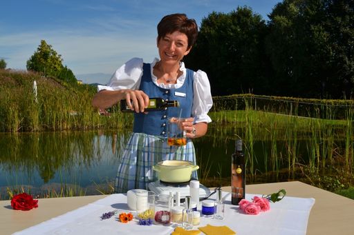 Vorschau Bild von Kräuterpädagogin Monika Kronsteiner weiß von
Natur aus Rat.