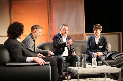 Vorschau Bild von (v.l.n.r.): Martin Reinhart, Moderator Chris
Cummins, George Nimeh und Oliver Gingrich bei der Diskussion.