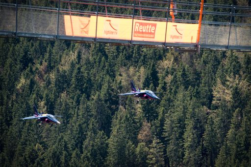 Vorschau Bild von Alpha Jets von Flying Bulls unterfliegen die
längste Fussgängerhängebrücke der Welt im Tibet Style - highline179