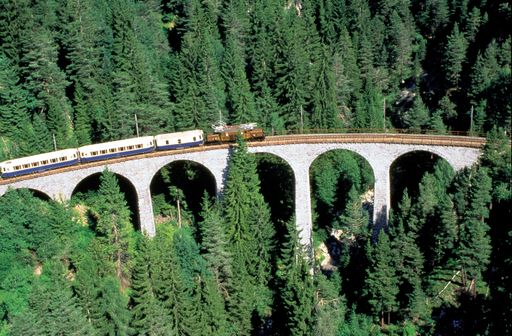 Vorschau Bild von Rhätische Bahn/RhB - Erlebnisfahrten mit der
RhB. Hier der Alpine Classic Pullam-Express auf der Albulalinie.