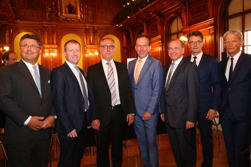 http://www.apa-fotoservice.at/galerie/7669 Im Bild
v.l.n.r.: Ing. Karl-Heinz Strauss, MBA (Vorstandsvorsitzender PORR
AG), Bmstr. Dipl.-Ing. Stefan Graf (Geschäftsführer Leyrer+Graf
Baugesellschaft m.b.H.), Hon. Prof. Dipl.-Ing. Dr. Wilhelm Reismann
(Leitung der Arbeitskreise in ÖIAV und ÖBV), Dipl.-Ing. Wolfgang
Gleissner (Geschäftsführer BIG Bundesimmobiliengesellschaft m.b.H.),
Dipl.-Ing. Alois Schedl (Vorstand ASFINAG AG), Dipl.-Ing. Dr. Peter
Krammer (Vorstand STRABAG SE), Dipl.-Ing. Franz Bauer, (Vorstand
ÖBB-Infrastruktur AG)