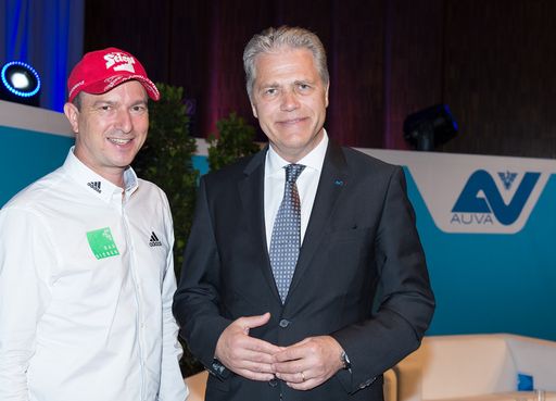  Alexander Pointner mit AUVA-Obmann DDr. Anton Ofner bei der
Eröffnung