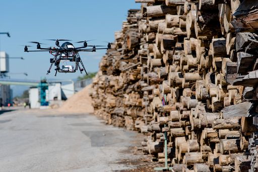 Vorschau Bild von Der Skyability Flugroboter im Einsatz bei Fundermax