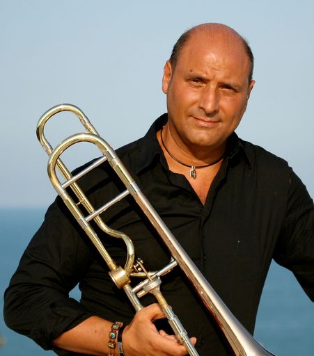  Bild: Lito Fontana Der in Argentinien geborene Posaunist Lito
Fontana bringt lateinamerikanisches Feuer in seine Workshops.