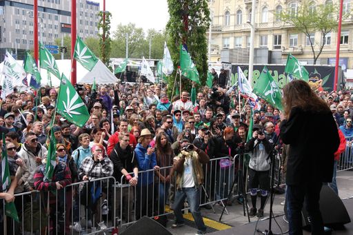  Auftaktkundgebung des Hanf Wandertag 2015 am
Westbahnhof