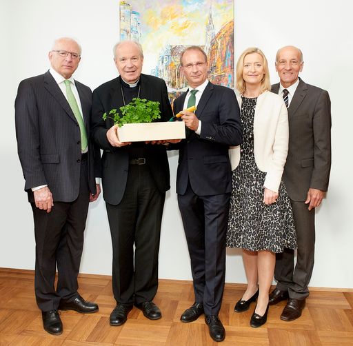 v.l.n.r. Claus Raidl (Präsident der Österreichischen
Nationalbank), Kardinal Christoph Schönborn, der Gastgeber des
Nachhaltigkeitsfrühstücks Kurt Weinberger (Vorstandsvorsitzender der
Österreichischen Hagelversicherung), Johanna Rachinger
(Generaldirektorin der Nationalbibliothek) und Franz Stefan
Hautzinger (Vorsitzender des AMA-Verwaltungsrates) sind sich einig:
„Verbauen wir nicht unsere Zukunft!“