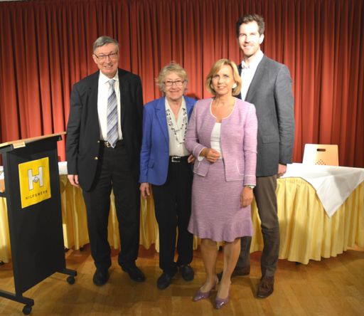 Die Generalversammlung des Wiener Hilfswerks hat am
10. Mai 2016 einen neuen Vorstand gewählt: Präsidentin ist Karin
Praniess-Kastner, die damit ihre vierte Funktionsperiode antritt.
Neu im Kreis der Vizepräsidenten ist Dr. Stephan Leixnering. In
ihrer Funktion bestätigt wurden LAbg. GRin a.D. Ingrid Lakatha und
Prof. Dr. Johannes Rudda.