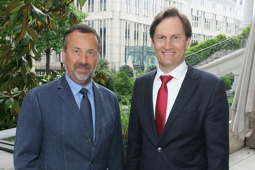 http://www.apa-fotoservice.at/galerie/7781 Im Bild
v.l.n.r.: Mag. Rudolf Zrost (Vorstandsvorsitzender der Vereinigung
der Österreichischen Zementindustrie, Geschäftsführer der
Unternehmensgruppe Leube) DI Sebastian Spaun (Geschäftsführer der
Vereinigung der Österreichischen Zementindustrie)