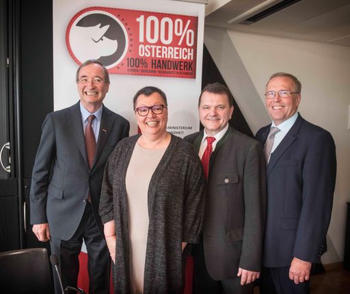 Pressekonferenz mit Bundesministerin Sabine
Oberhauser und WKÖ-Präsident Dr. Christoph Leitl zum Thema
"Frischfleisch-Logo 100% Österreich" im Pressezentrum des BMWFW in
Wien am 11 05 2016