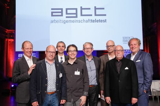Vorschau Bild von AGTT Screenforce Day 2016: „TV-Branche gut für
Wettbewerb in Digitalwelt gerüstet“ Referenten des AGTT Screenforce
Day 2016 am 10. Mai 2016 im Wiener Odeon Theater. v.l.: Martin Krapf
(Screenforce), Christian Forster (ORF-E), Steffen de Sombre
(Institut für Demoskopie Allensbach), Thabo Beeler (Disney Research
Zürich), Guido Modenbach (Geschäftsführer SevenOne Media D), Kai Uwe
Weidlich (Medien-Institut), Bob Hoffman, Walter Zinggl (AGTT, IP
Österreich).