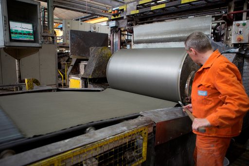 Vorschau Bild von Die Produktion von Faserzement erfolgt weltweit mit der von
Ludwig Hatschek entwickelten Maschine, der so genannten
„Hatschekmaschine“.