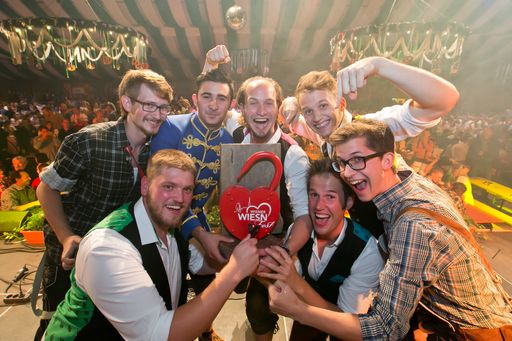 Im vergangenen Jahr holten sich die Spritbuam – im
Bild mit Powerkryner-Frontmann Peter Power – den Musik AWARD.