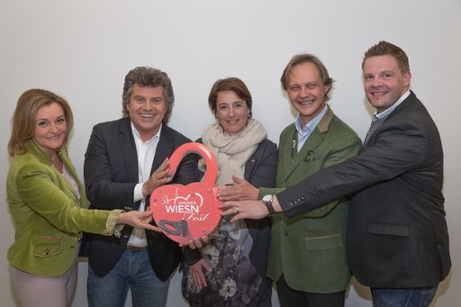 Vorschau Bild von Andy Borg ist heuer erstmals in der Jury zum Wiener
Wiesn-Fest MUSIK Award. v.l.n.r.: Claudia Wiesner, GF Wiener
Wiesn-Fest, Andy Borg, Bettina Schuckert, PENNY, Christian
Feldhofer, GF Wiener Wiesn-Fest und Simon Ertl.