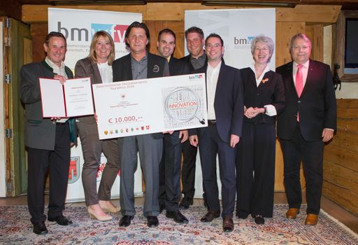  Sektionschefin Mag. Udolf-Strobl übergibt den 1. Preis des
Österreichischen Innovationspreises Tourismus (ÖIT) in der Kategorie
Einzelbetriebe für das Projekt Blaues Wunder/ Hexenwassere (Tirol).