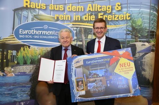  Eurothermen-General Markus Achleitner und LH Dr.
Josef Pühringer präsentieren die Pläne für den neuen
Eurothermen-Shop ab September in der Plus-City und freuen sich über
die Auszeichnung beim Österreichischen Tourismusinnovationspreis
2016.